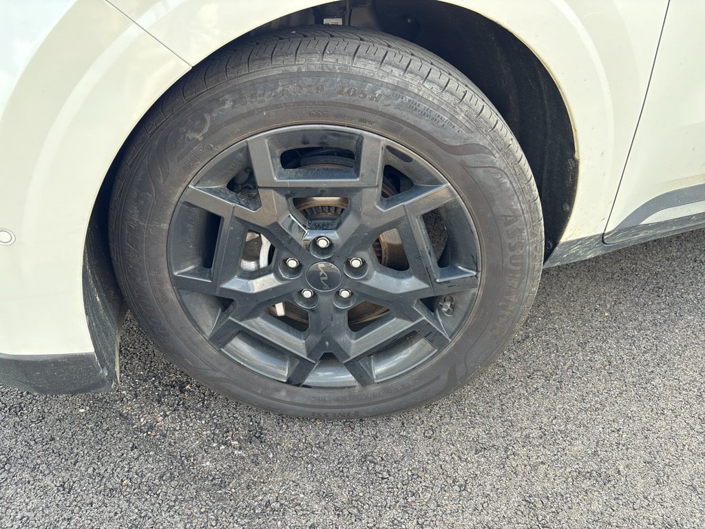 Used 2025 Kia Carnival SX w/ SX Dark Edition Package FWD image 10