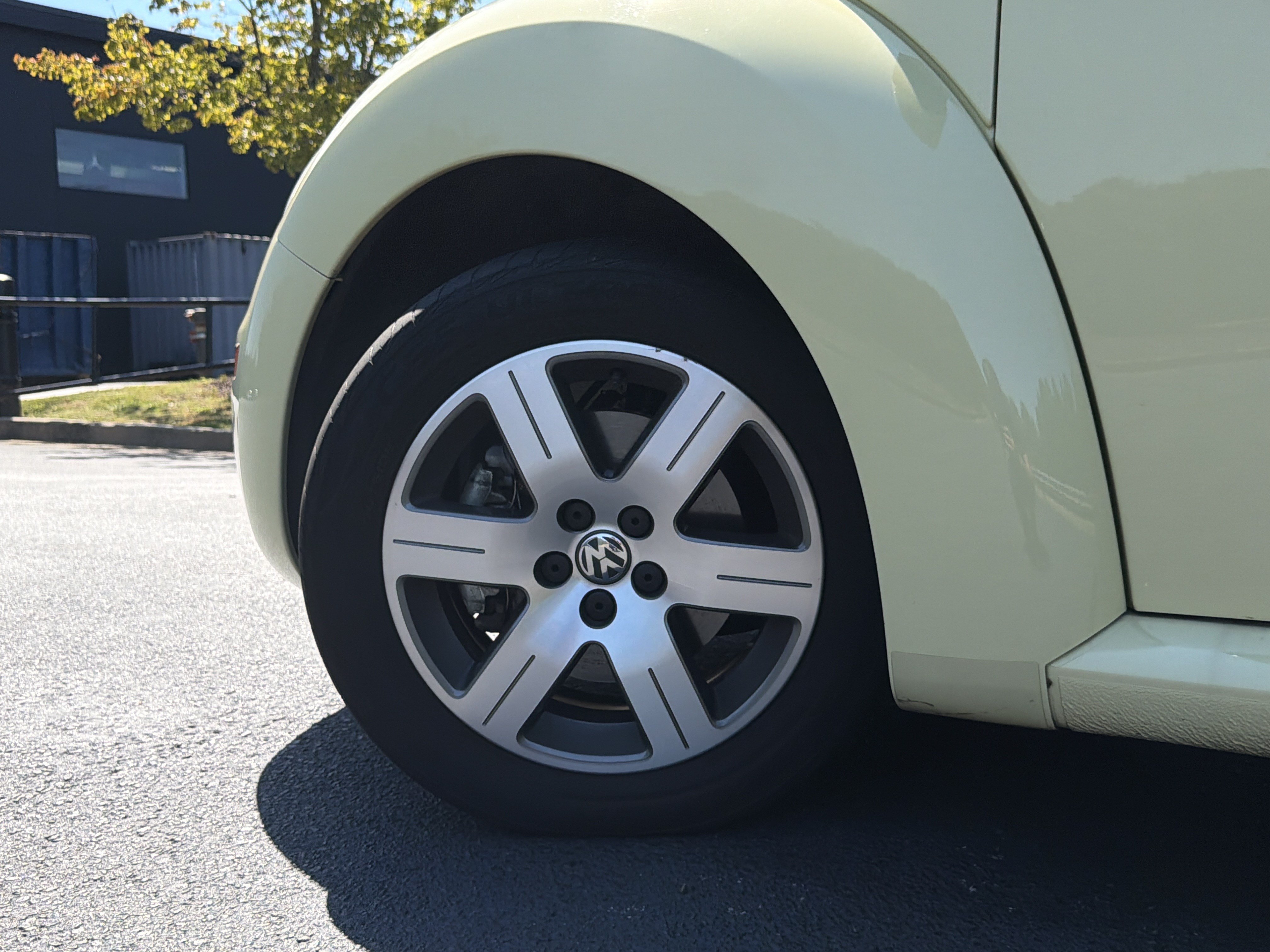 Used 2006 Volkswagen Beetle Convertible w/ Package 1 FWD image 14