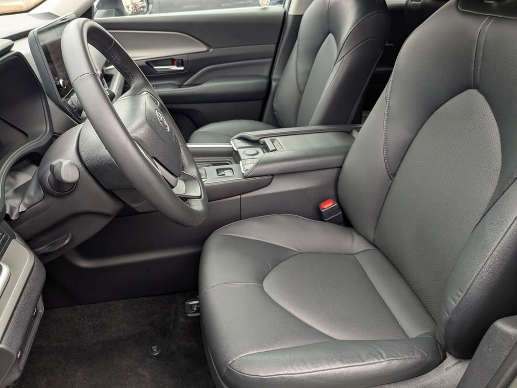 Used 2025 Toyota Grand Highlander XLE image 16
