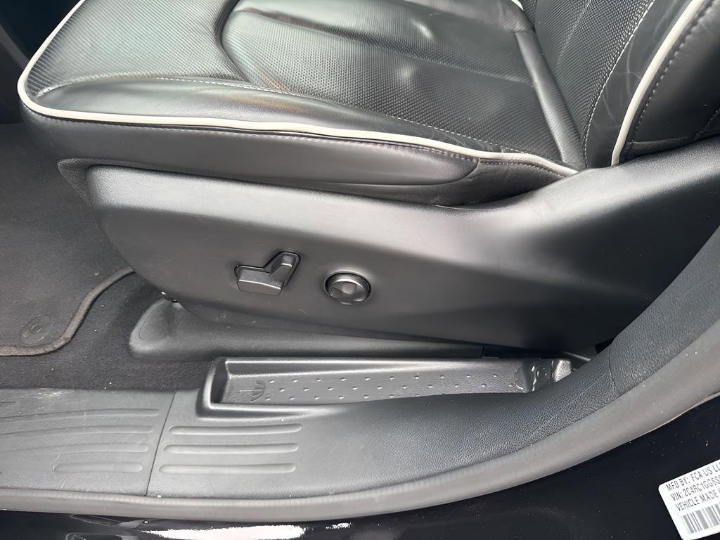 Used 2025 Chrysler Pacifica Limited image 9
