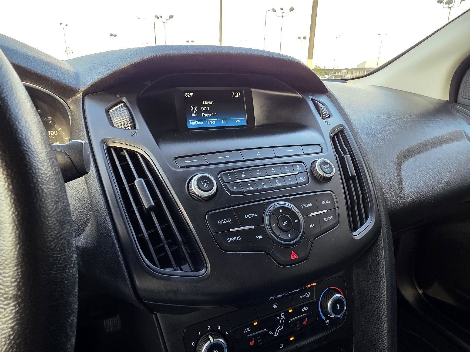Used 2018 Ford Focus SE w/ Cold Weather Package FWD image 16