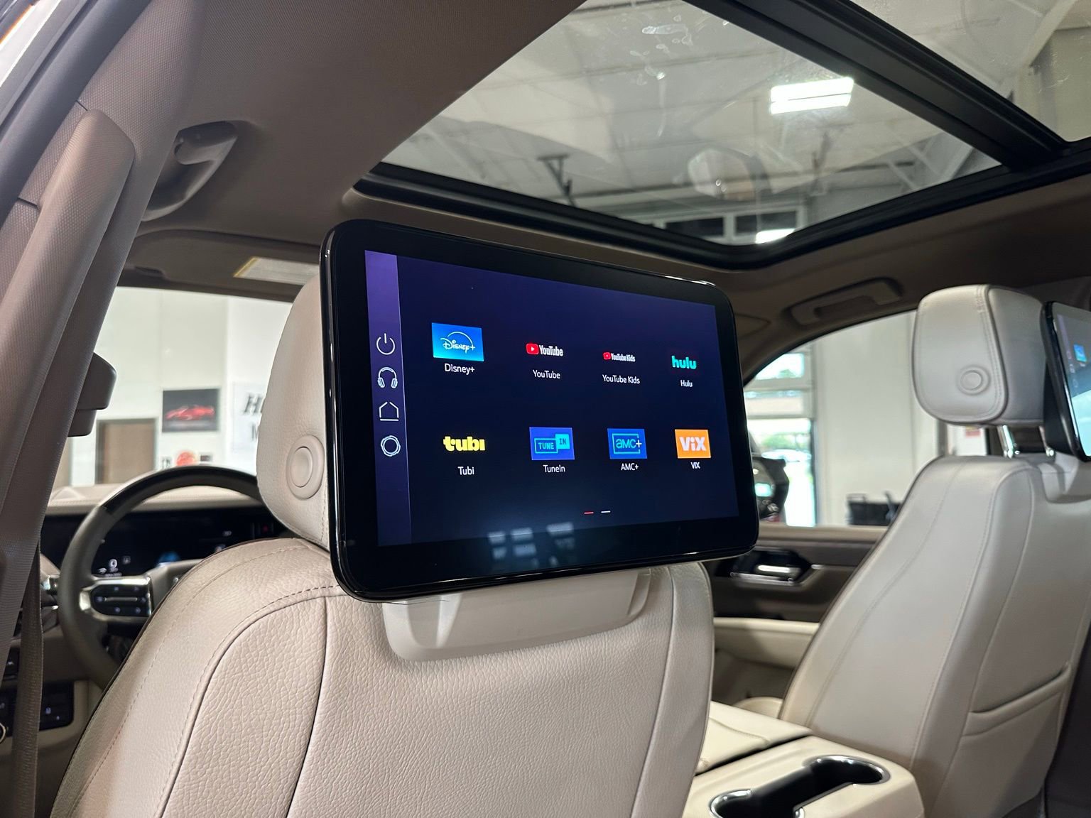 Used 2025 GMC Yukon XL Denali w/ Denali Reserve Package image 36