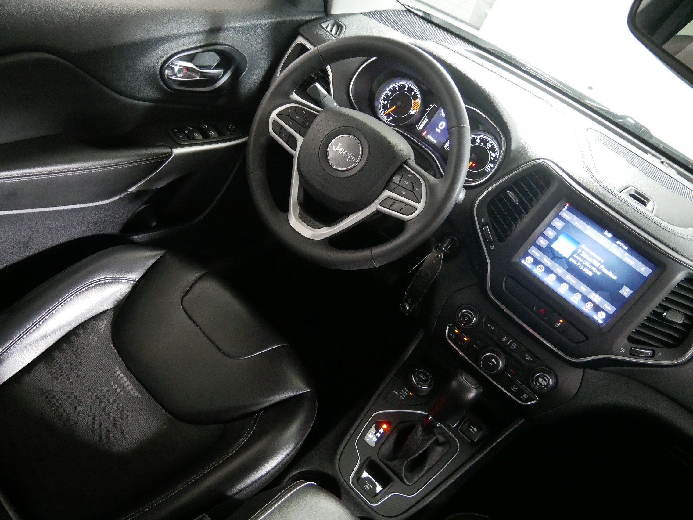 Used 2022 Jeep Cherokee Latitude w/ Sun & Sound Group AWD/4WD image 9