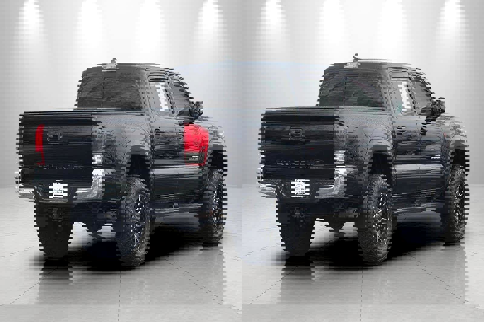 Used 2017 Toyota Tacoma TRD Off-Road image 2