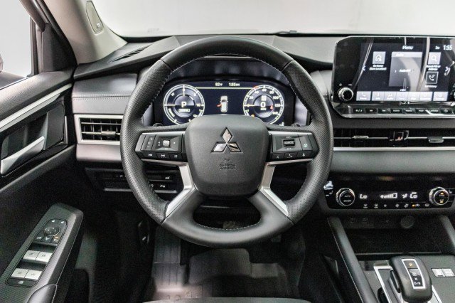 New 2025 Mitsubishi Outlander SE image 18