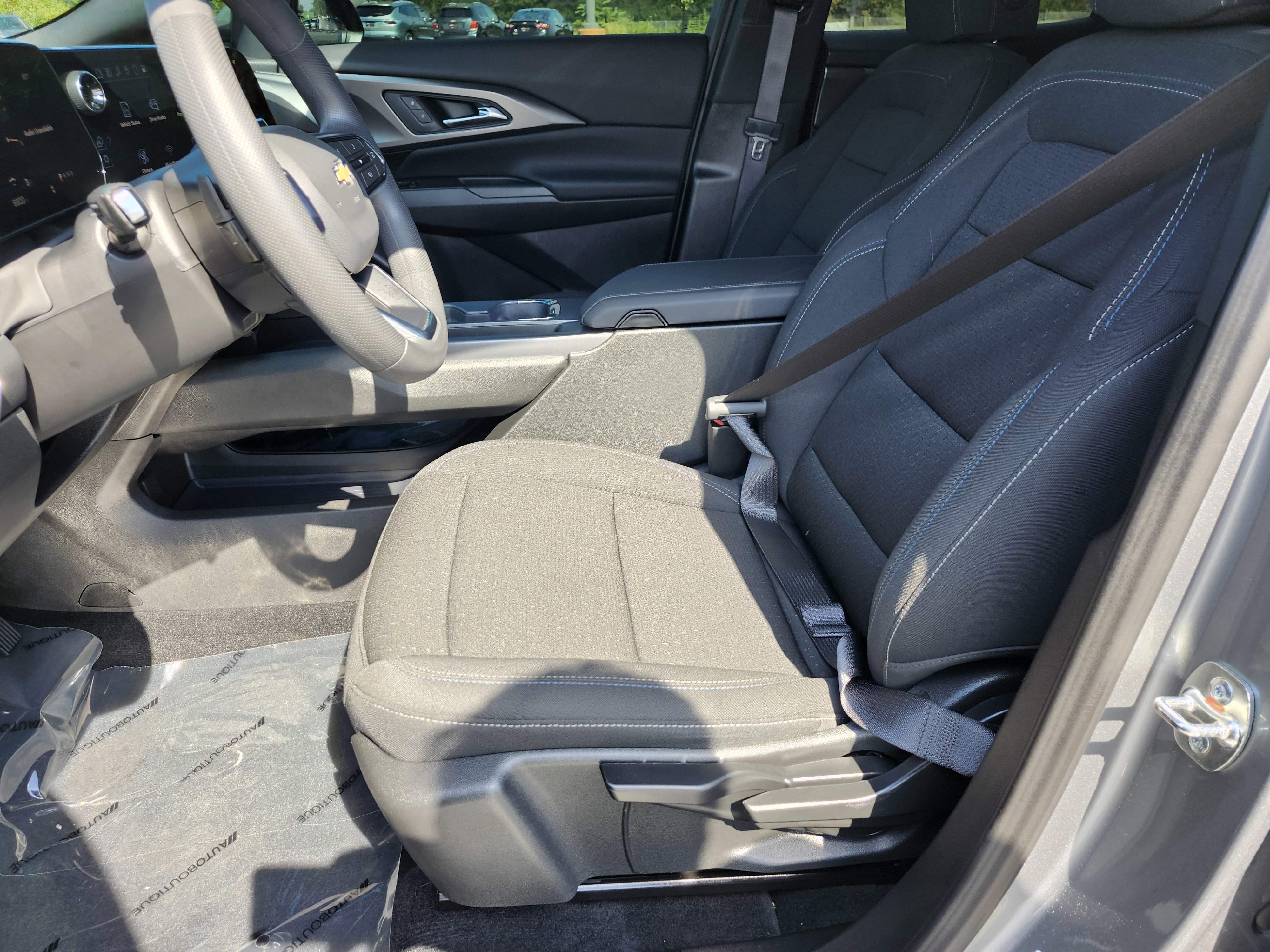 Used 2025 Chevrolet Equinox EV LT image 16