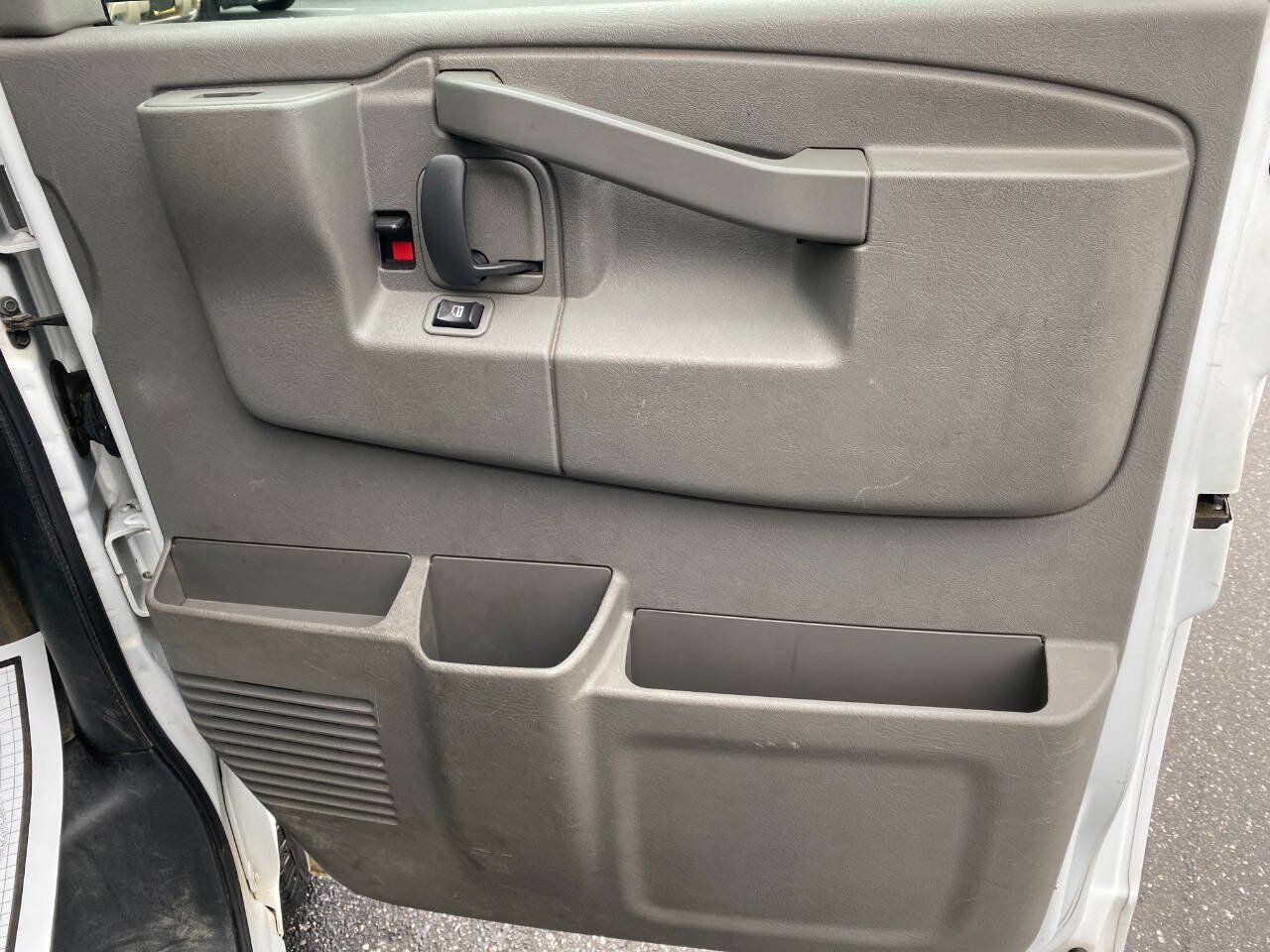 Used 2018 Chevrolet Express 3500 LS RWD image 25