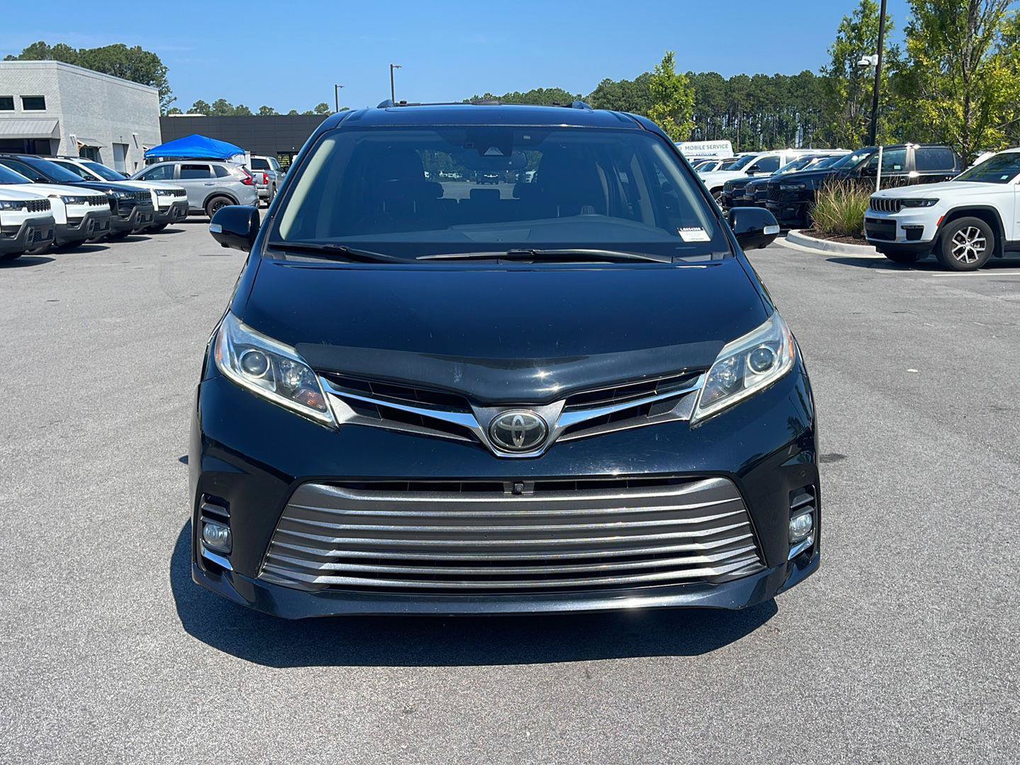 Used 2020 Toyota Sienna Limited Premium FWD image 2
