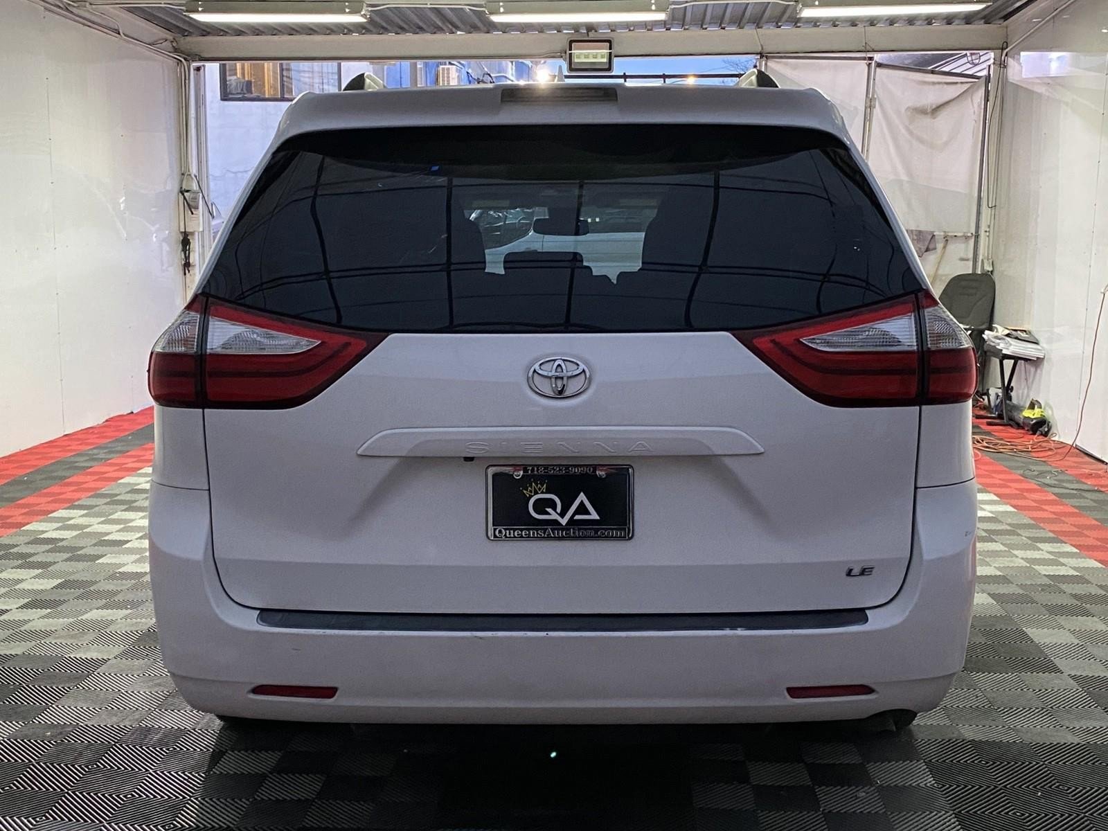 Used 2018 Toyota Sienna LE w/ Carpet Mat Package image 5