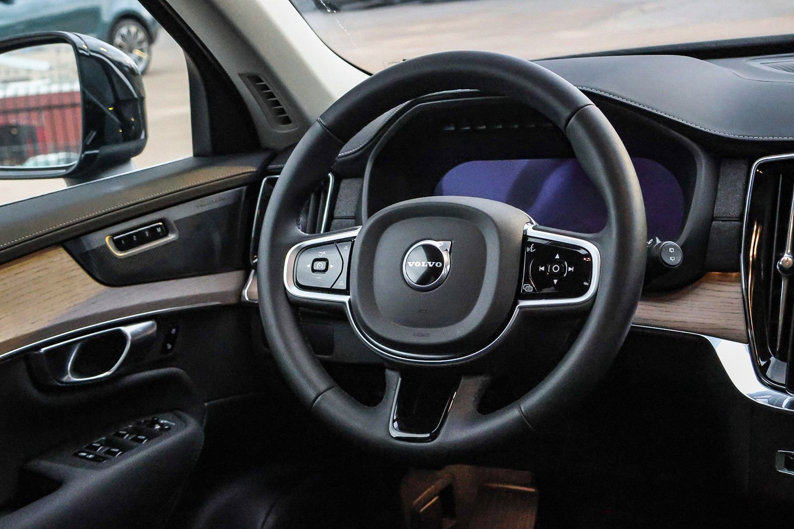 Used 2025 Volvo XC90 B6 Plus w/ Protection Package Premier image 26