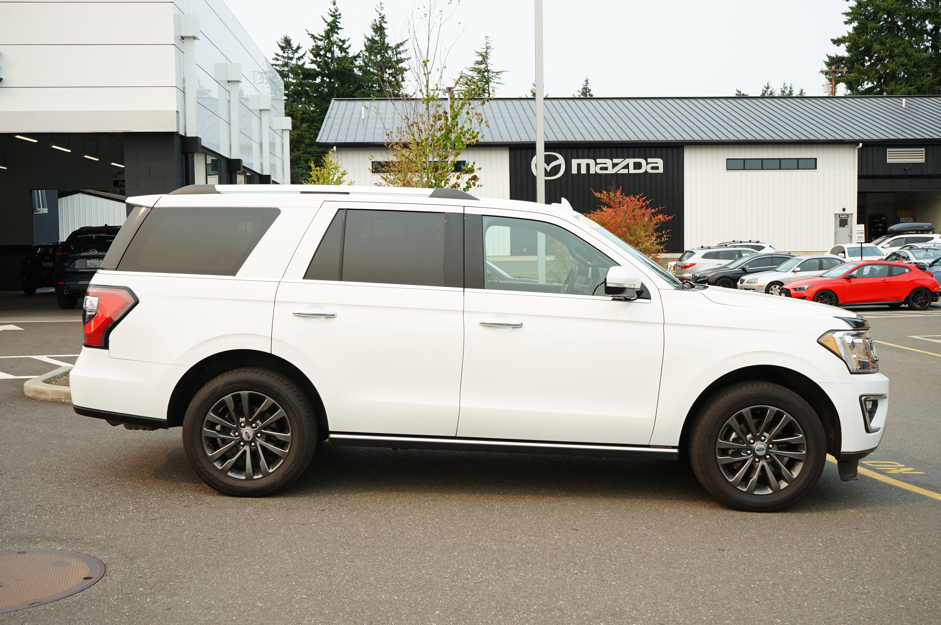 Used 2021 Ford Expedition Limited image 2