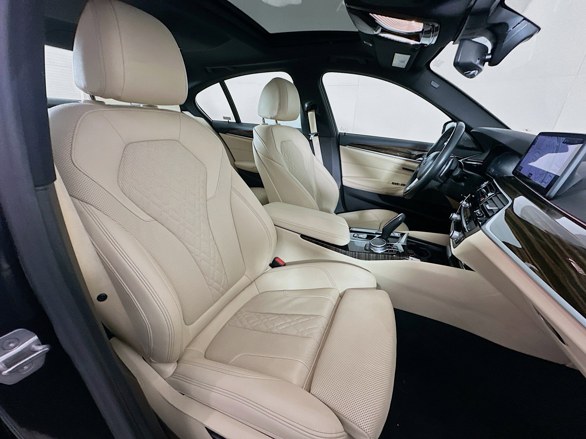 Used 2022 BMW 530i xDrive w/ Premium Package image 31