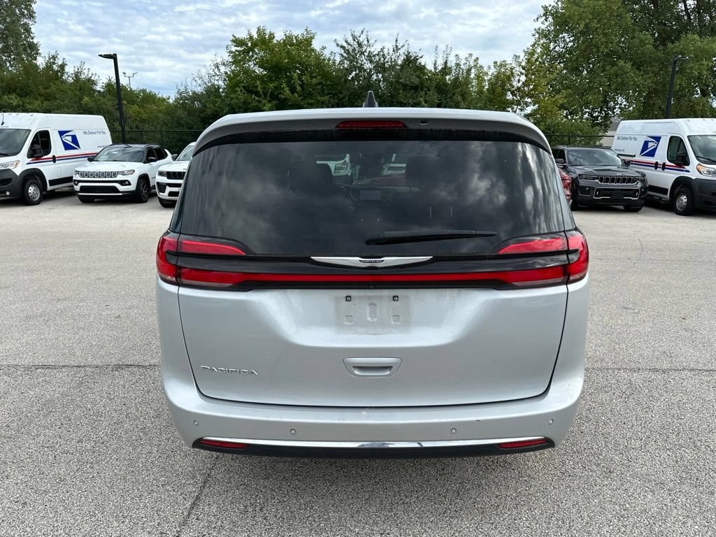 Used 2024 Chrysler Pacifica Touring-L FWD image 8