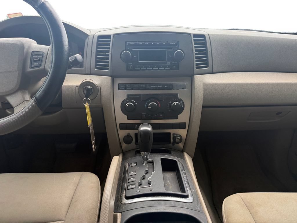 Used 2006 Jeep Grand Cherokee Laredo w/ Cargo Convenience Group RWD image 11