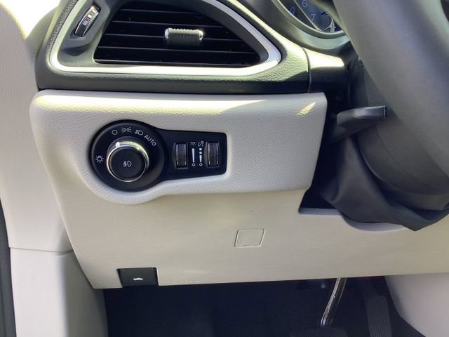 Used 2023 Chrysler Pacifica Touring-L image 15