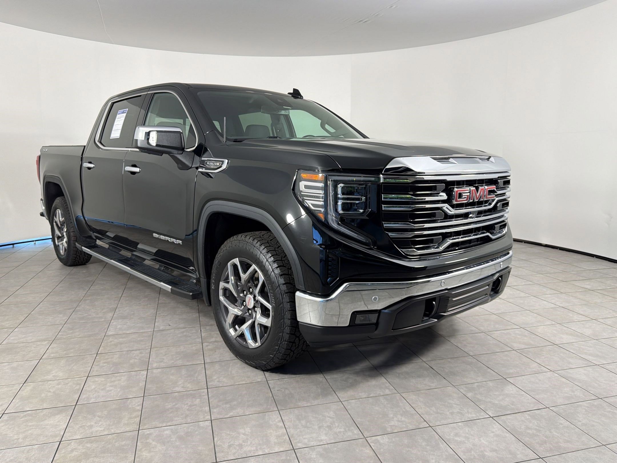 Used 2023 GMC Sierra 1500 SLT w/ SLT Premium Plus Package AWD/4WD image 7