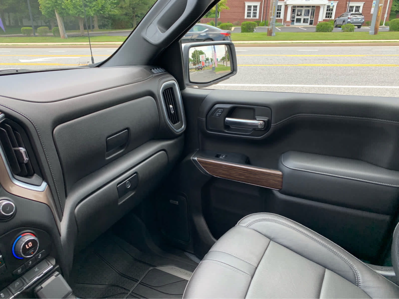 Used 2019 Chevrolet Silverado 1500 High Country w/ Technology Package AWD/4WD image 21