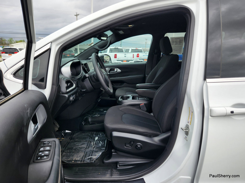 Used 2024 Chrysler Pacifica Touring FWD image 35