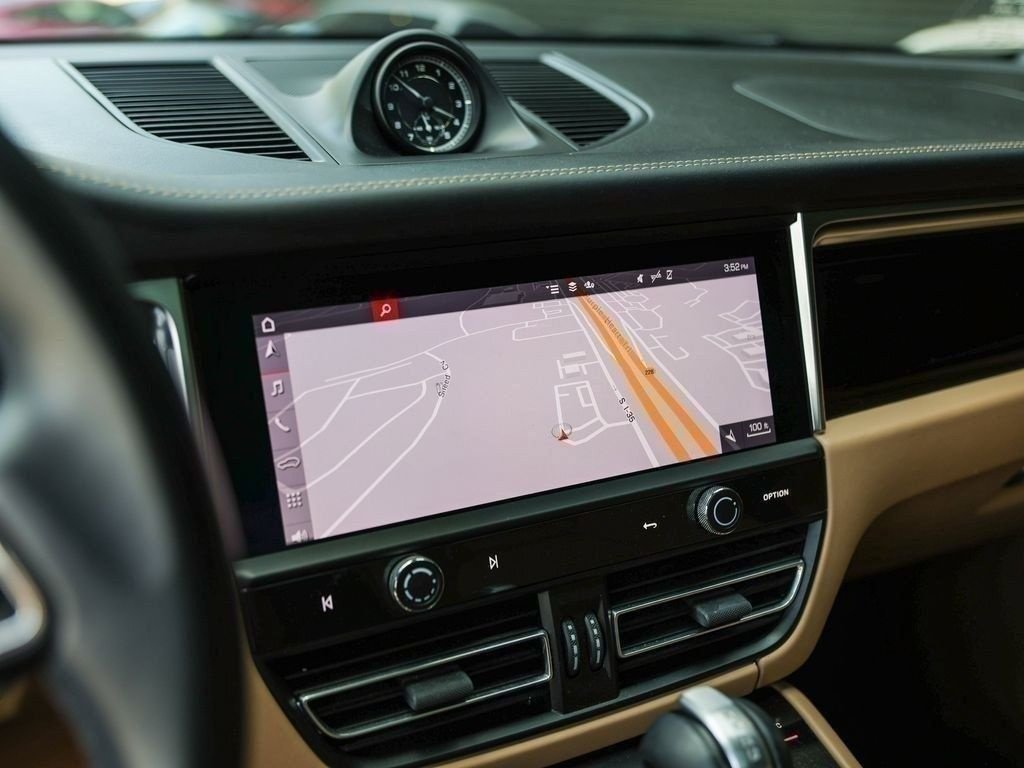 Certified 2023 Porsche Macan AWD/4WD image 23