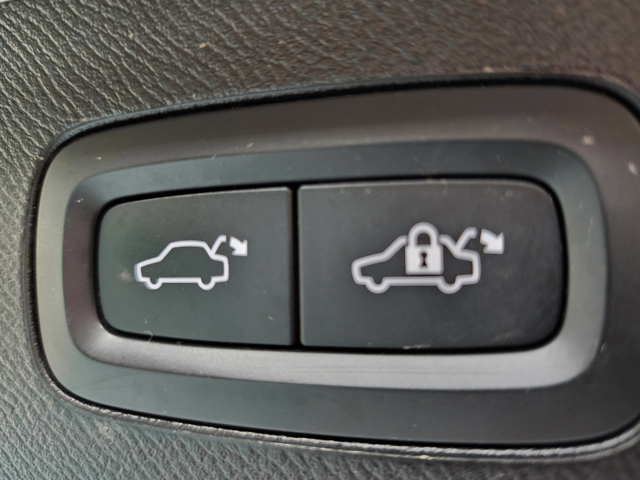 Used 2023 Volvo XC90 B6 Ultimate w/ Protection Package Premier image 23