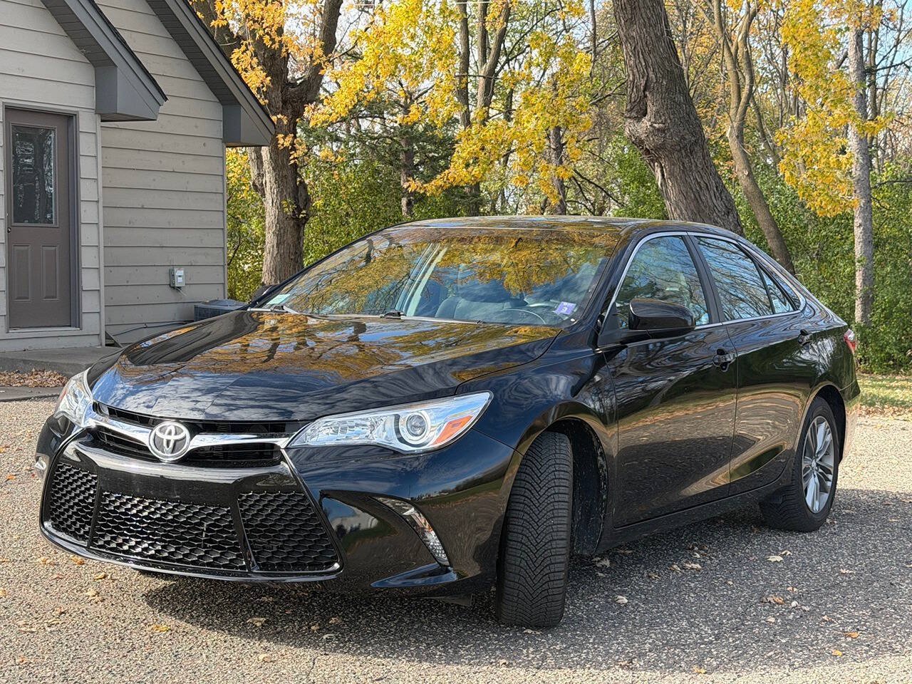 Used 2016 Toyota Camry SE w/ Moonroof Package FWD image 1
