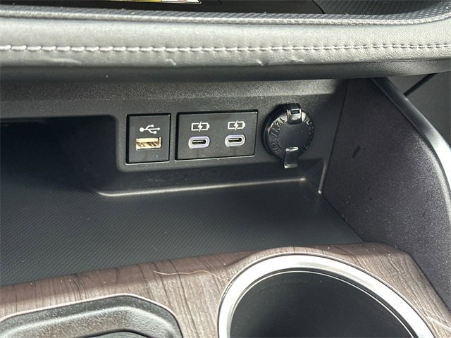 Used 2023 Toyota Highlander Limited image 30
