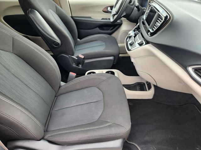 Used 2024 Chrysler Pacifica Touring-L image 11