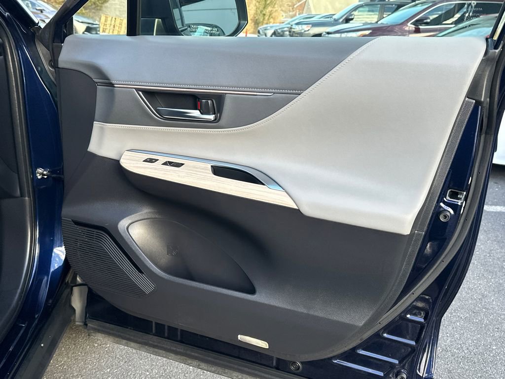 Certified 2022 Toyota Venza Limited image 14