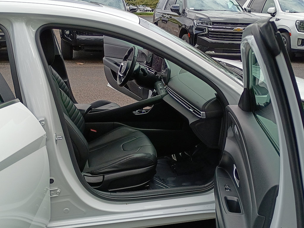 Used 2022 Hyundai Elantra Limited FWD image 15