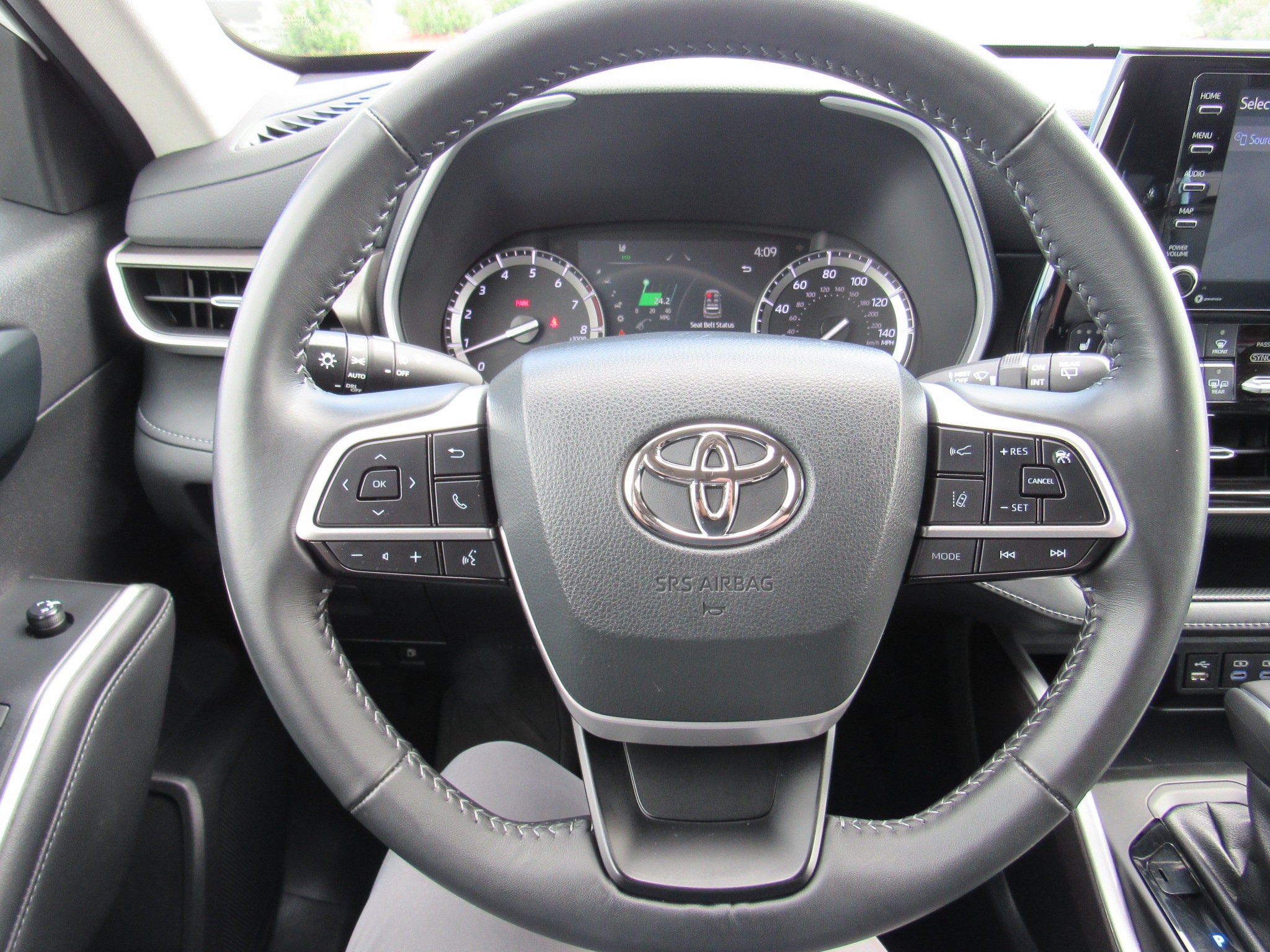 Used 2022 Toyota Highlander XLE AWD/4WD image 17