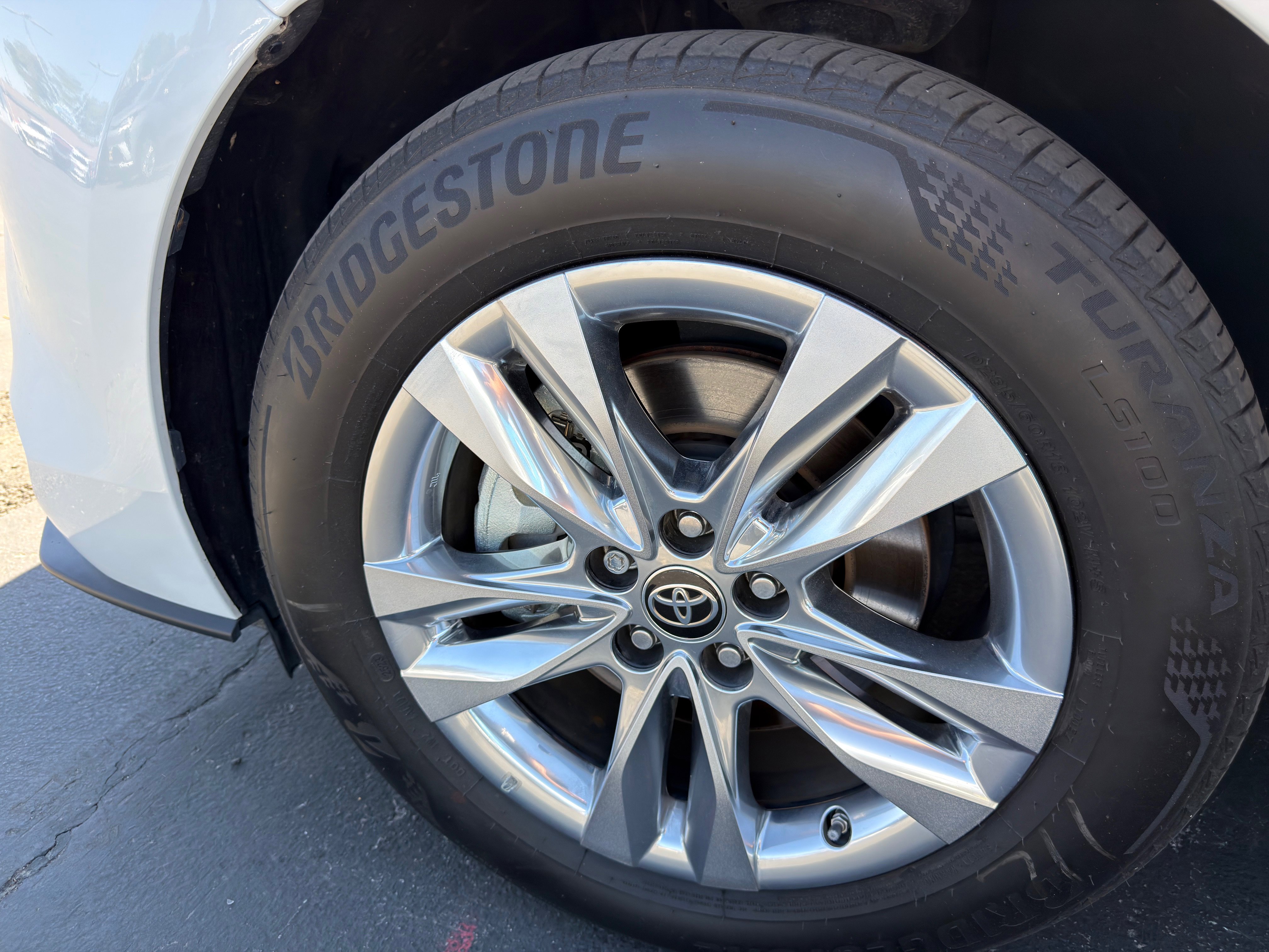 Used 2023 Toyota Sienna Limited image 42