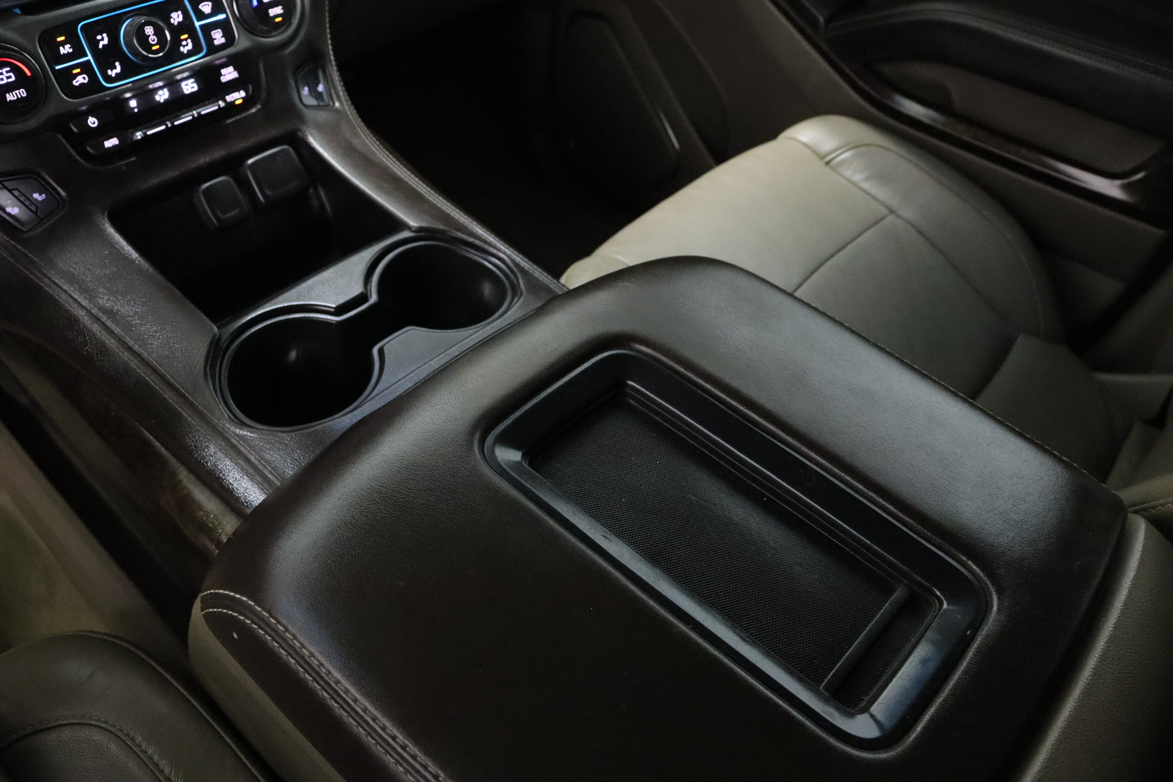 Used 2015 Chevrolet Suburban LT RWD image 17