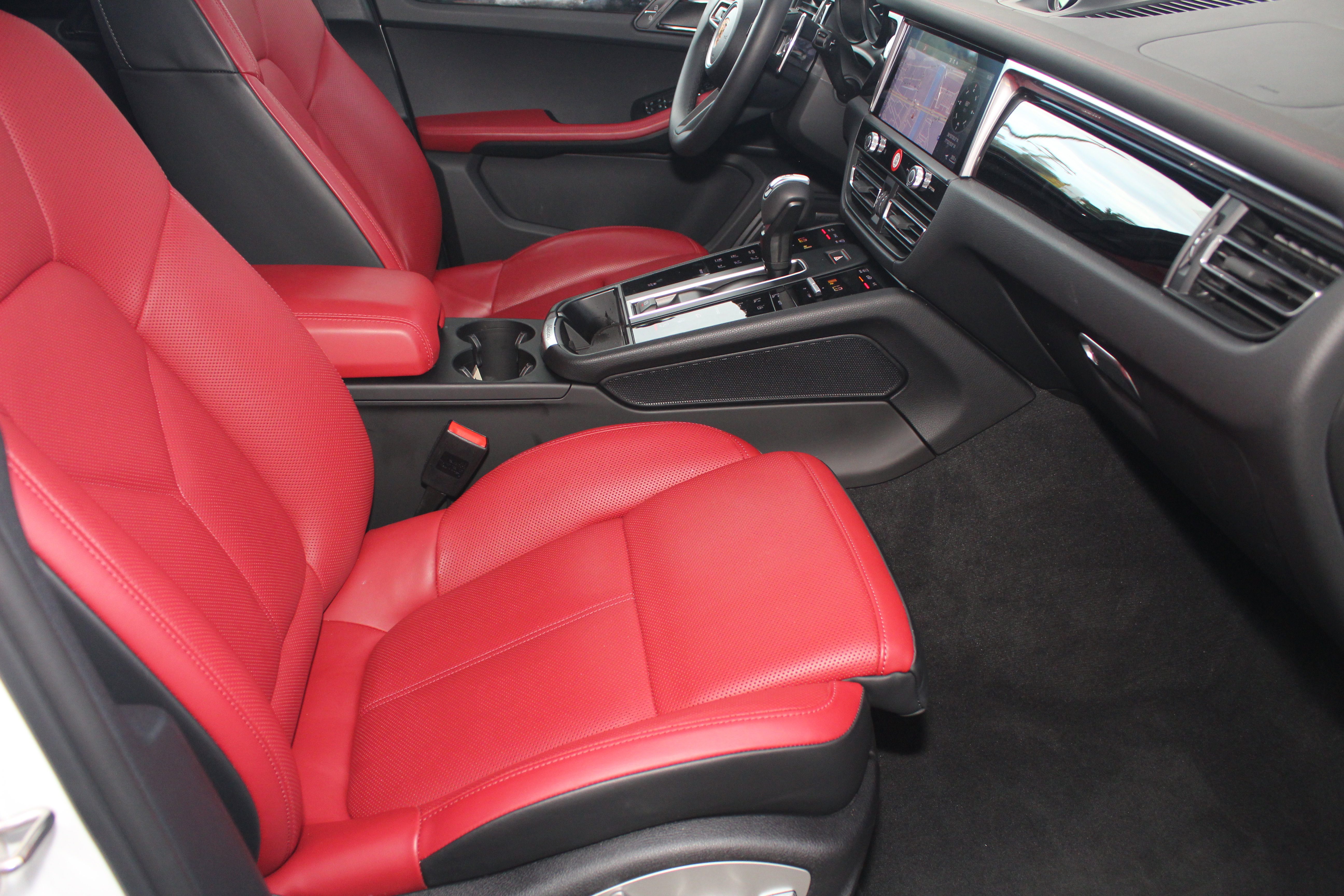 Certified 2025 Porsche Macan image 27