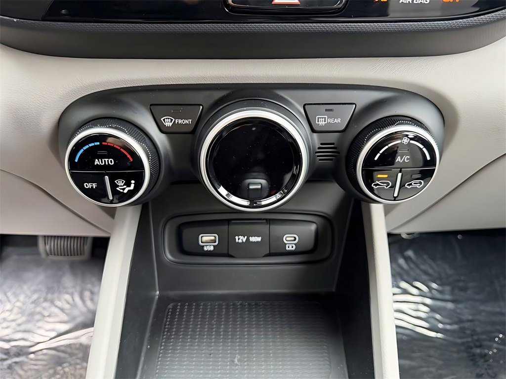 Certified 2025 Hyundai Venue SEL image 22