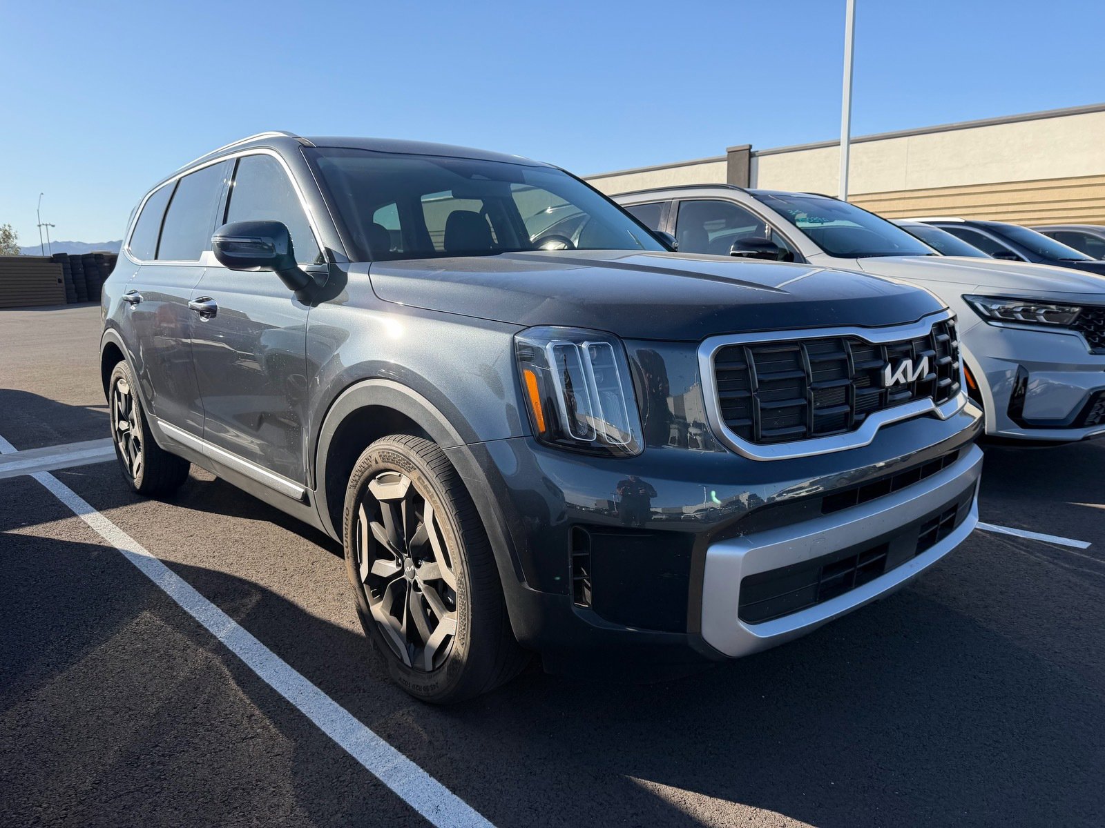 Used 2024 Kia Telluride S image 2