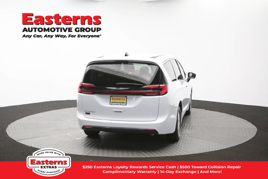 Used 2023 Chrysler Pacifica Touring-L FWD image 41