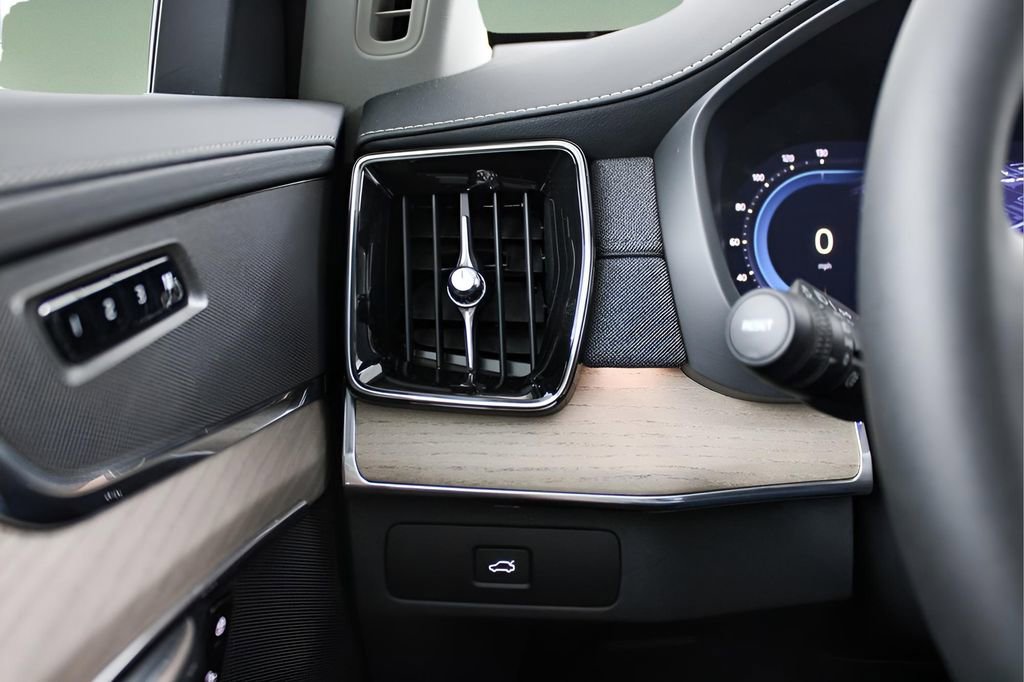New 2025 Volvo XC90 B6 Core w/ Protection Package image 20