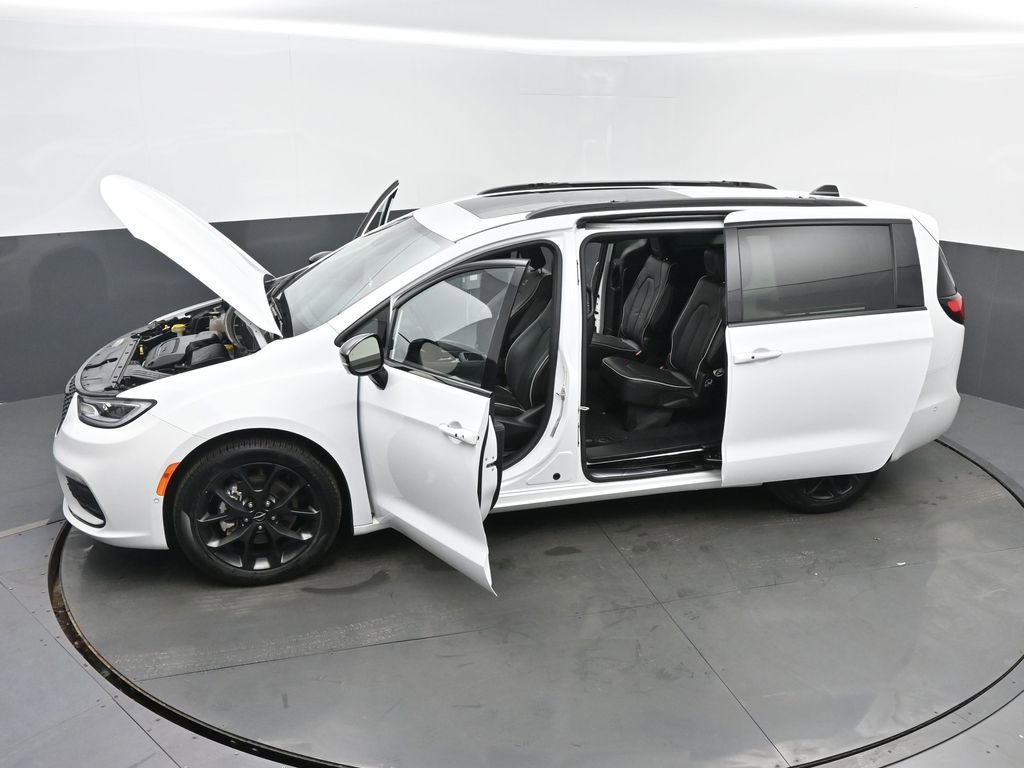 Used 2025 Chrysler Pacifica Limited image 61