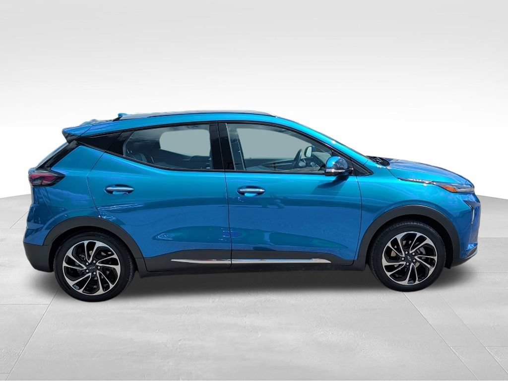 Used 2023 Chevrolet Bolt EUV Premier w/ Sun & Sound Package FWD image 4