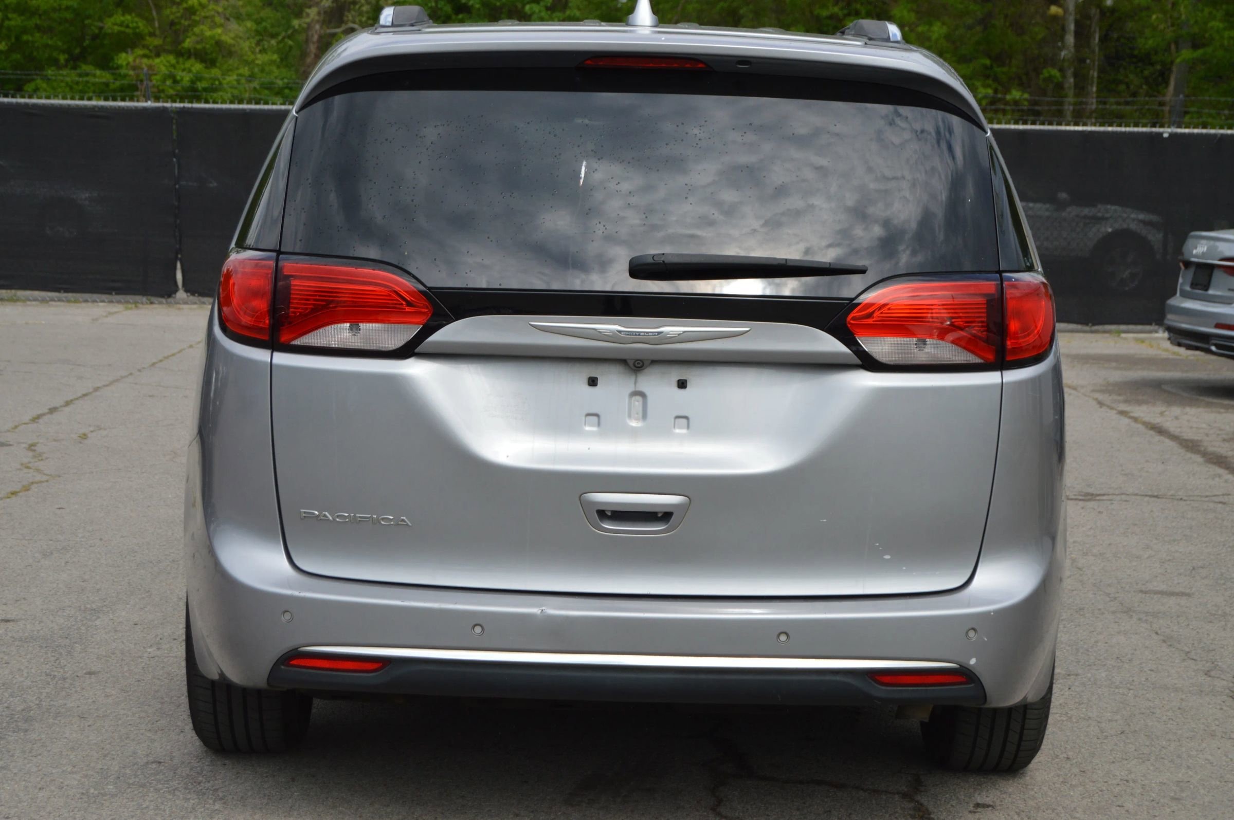 Used 2018 Chrysler Pacifica Touring-L w/ Advanced Safetytec Group FWD image 5