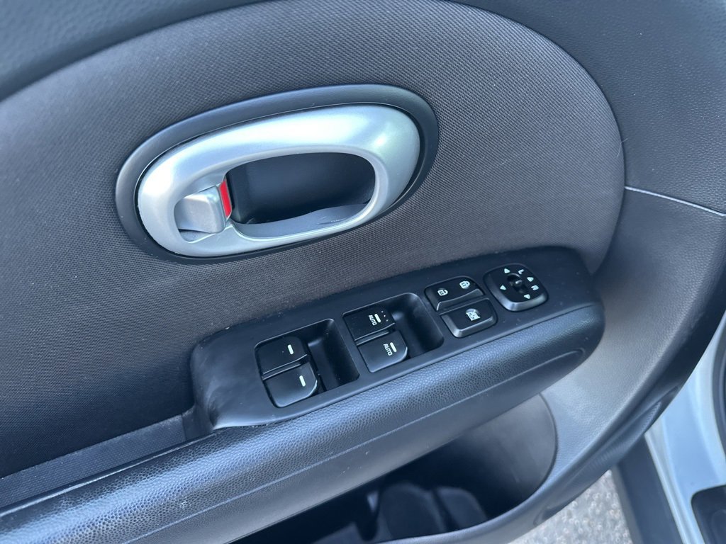 Used 2016 Kia Soul + image 18