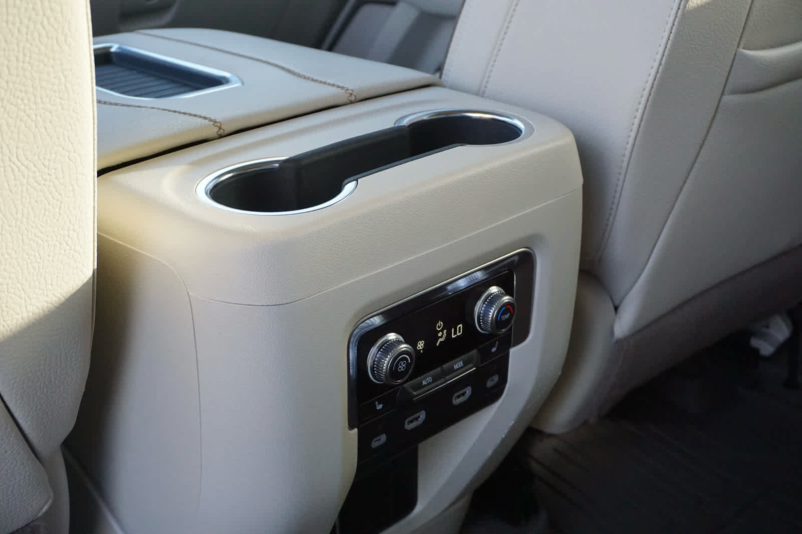 Used 2024 GMC Yukon Denali w/ LPO, Floor Liner Package AWD/4WD image 34