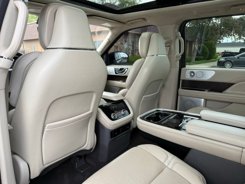 Used 2019 Lincoln Navigator Reserve AWD/4WD image 16