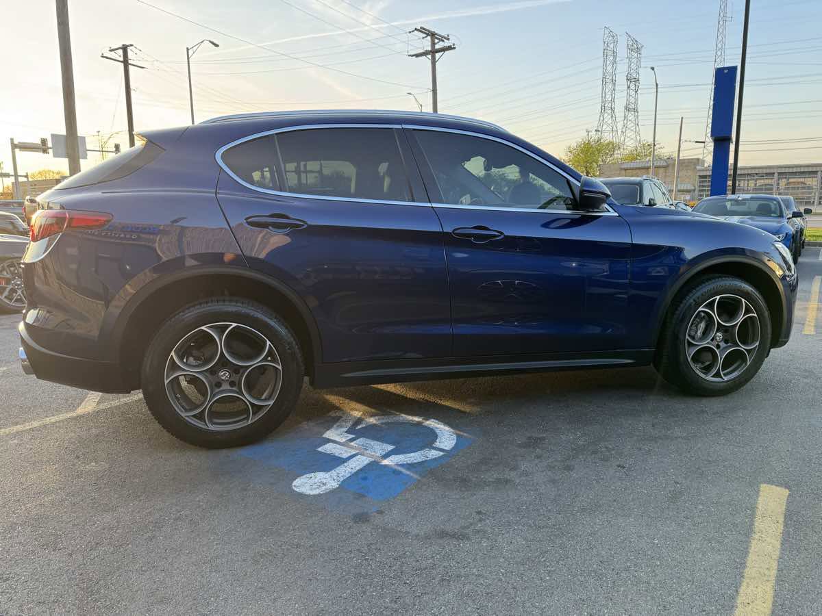 Used 2018 Alfa Romeo Stelvio AWD image 4
