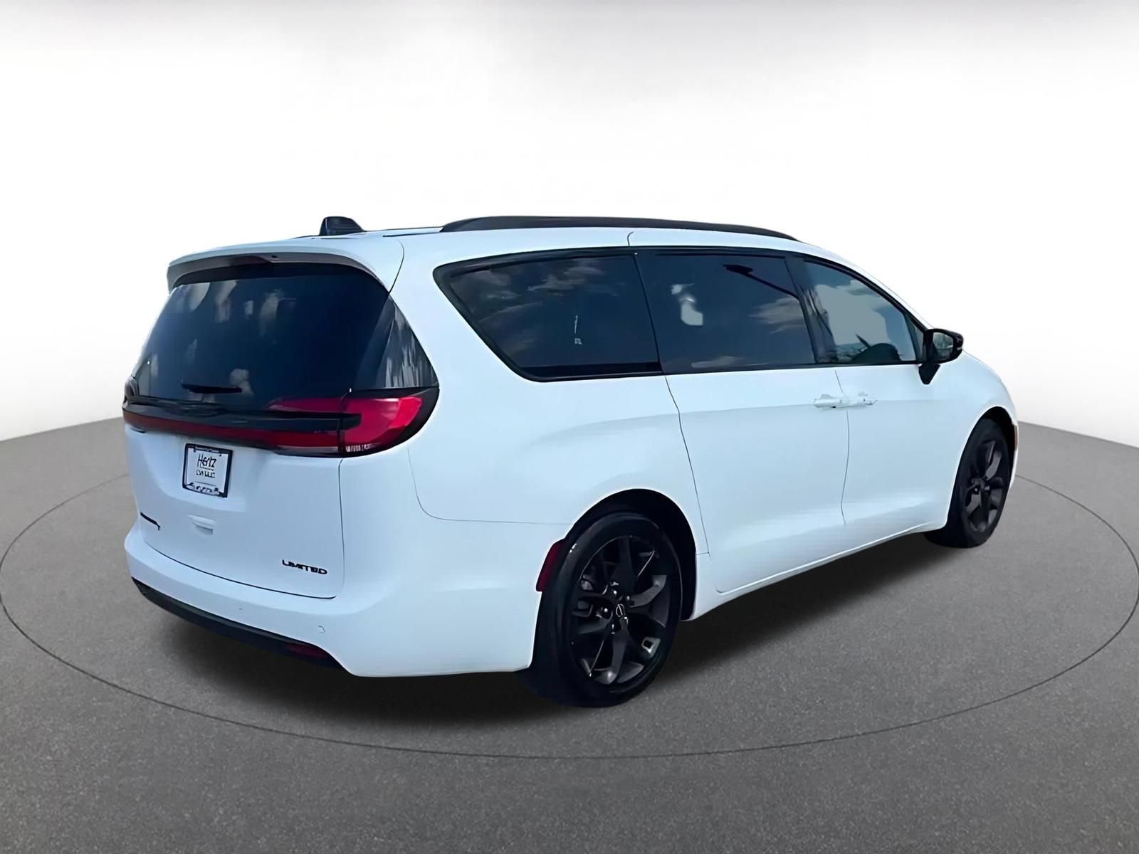Used 2025 Chrysler Pacifica Limited FWD image 13