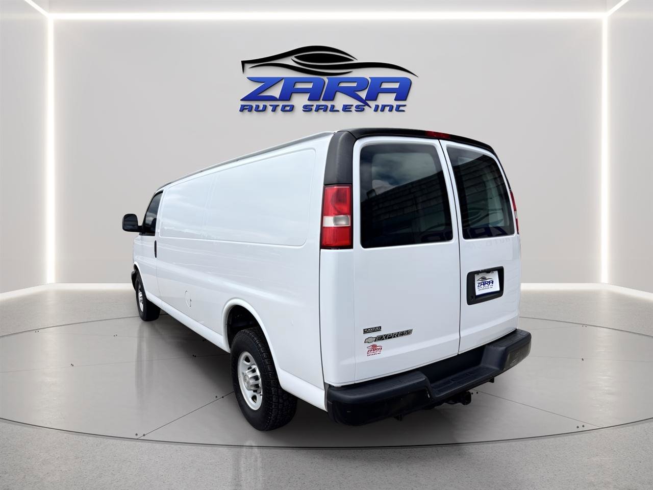 Used 2010 Chevrolet Express 2500 Extended image 4