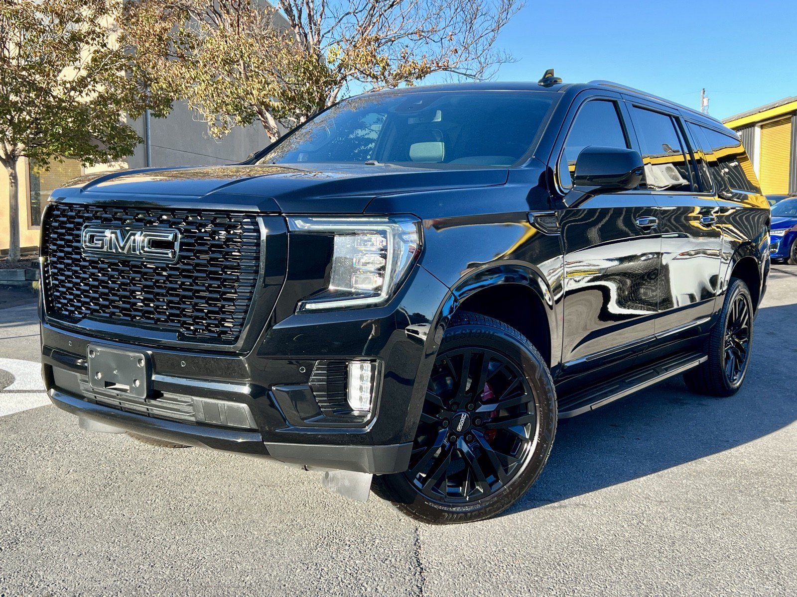 Used 2023 GMC Yukon XL SLT AWD/4WD image 2