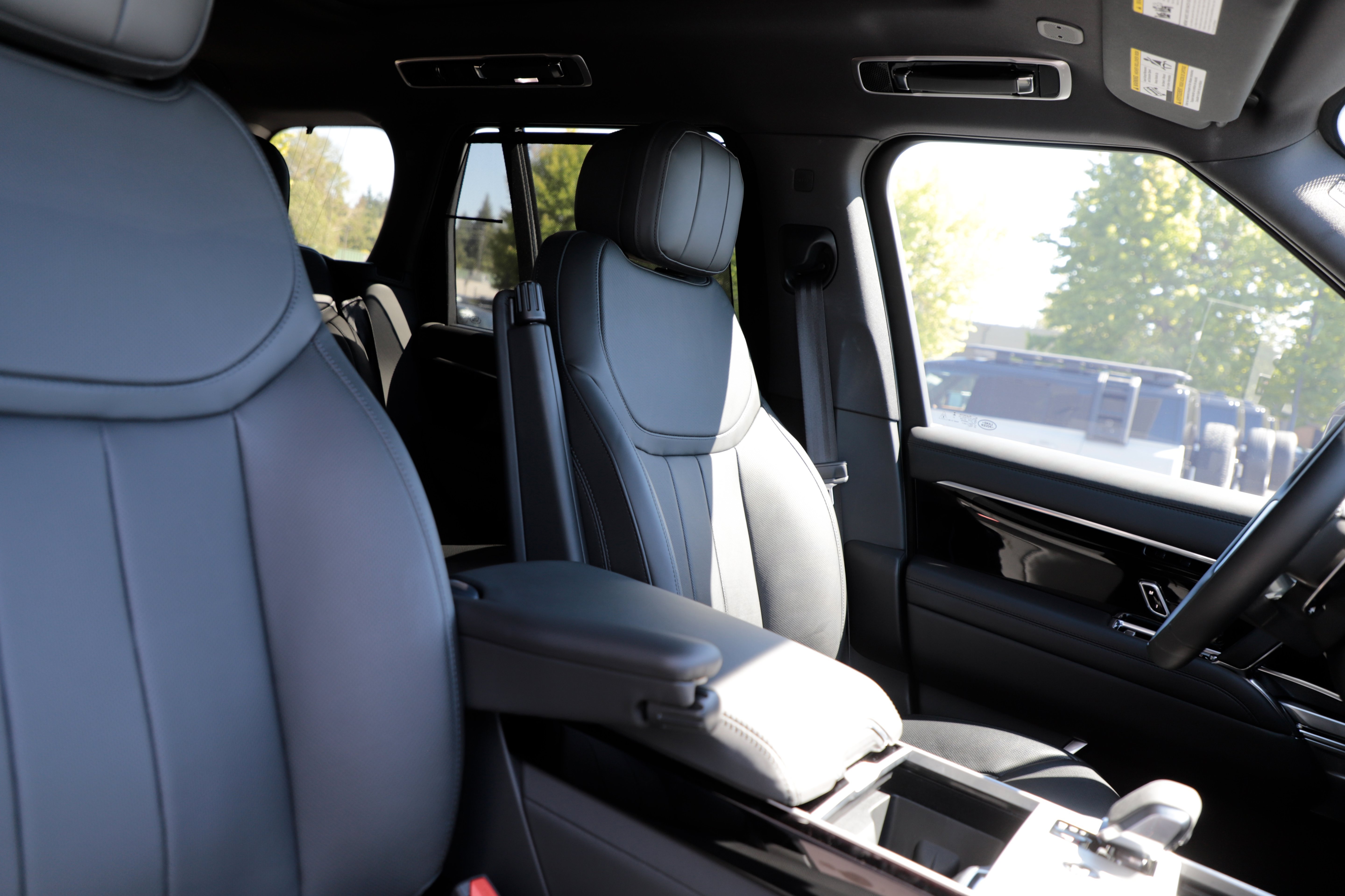 Certified 2025 Land Rover Range Rover SE AWD/4WD image 14