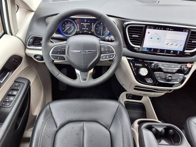 Used 2024 Chrysler Pacifica Touring-L FWD image 6