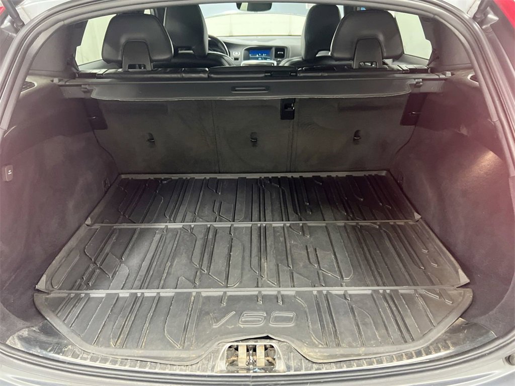 Used 2017 Volvo V60 T6 R-Design Platinum image 25